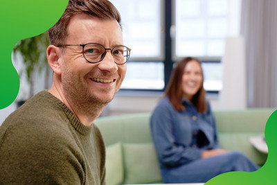 Ein Mitarbeitender der Pharmaproduktion befüllt eine Maschine.