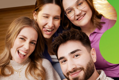Vier junge Personen, die gemeinsam ein lustiges Selfie machen.