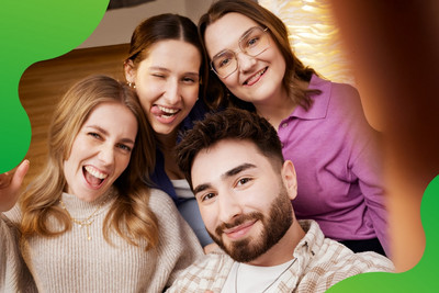 Vier junge Personen, die gemeinsam ein lustiges Selfie machen