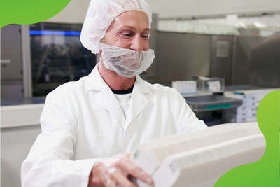 Ein Mitarbeitender der Pharmaproduktion befüllt eine Maschine.