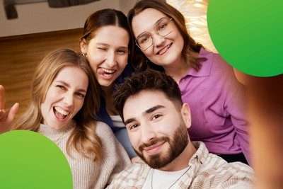 Vier junge Personen, die gemeinsam ein lustiges Selfie machen