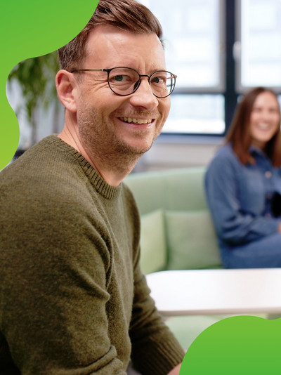 Ein Mitarbeitender der Pharmaproduktion befüllt eine Maschine.