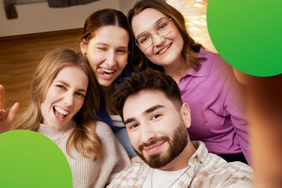 Vier junge Personen, die gemeinsam ein lustiges Selfie machen.