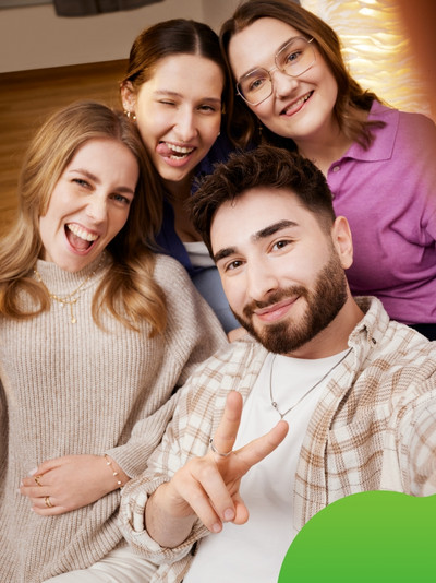 Vier junge Personen, die gemeinsam ein lustiges Selfie machen