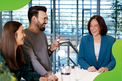 Drei Personen unterhalten sich angeregt und lachen. 