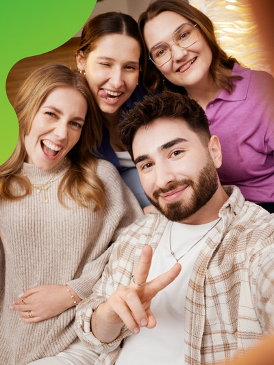 Vier junge Personen, die gemeinsam ein lustiges Selfie machen