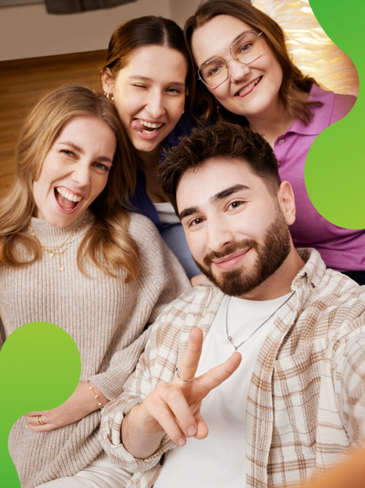 Vier junge Personen, die gemeinsam ein lustiges Selfie machen