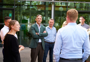 Richard Francis zu Besuch bei Teva Deutschland: Teva-CEO setzt auf nachhaltige Innovation und kreative Führung
