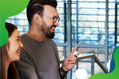 Vier Personen unterhalten sich angeregt und lachen. 