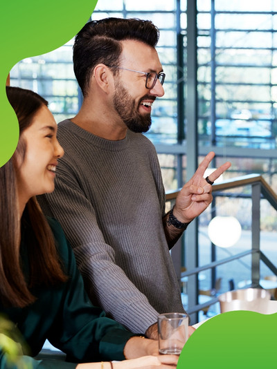 Vier Personen unterhalten sich angeregt und lachen. 