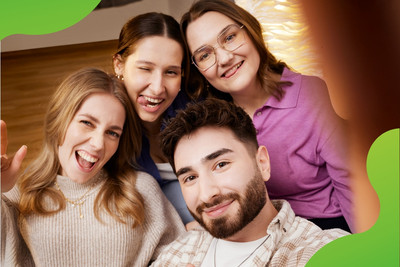 Vier junge Personen, die gemeinsam ein lustiges Selfie machen