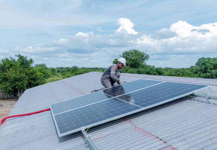 Ein Techniker bei der Installation eines Solar-Panels. 