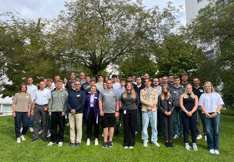 Gruppenfoto von Auszubildenden und Werksstudenten, die in 2025 starten