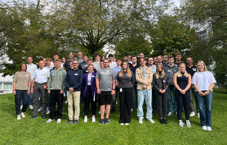 Gruppenfoto von Auszubildenden und Werksstudenten, die in 2025 starten
