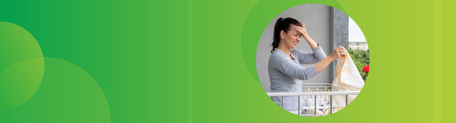 Frau auf Balkon mit Pferdeschwanz, die mit Migränekopfschmerzen zu kämpfen hat, während sie ihre Wäsche aufhängt