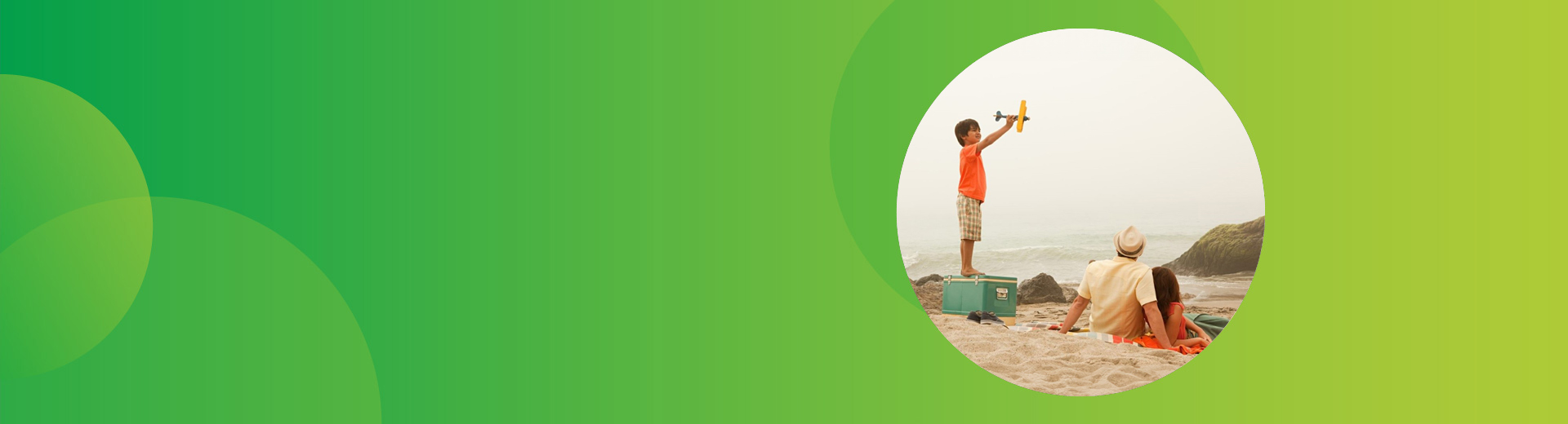 Familie am Strand, Kind spielend