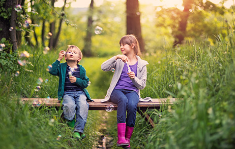 Kinder spielen im Wald