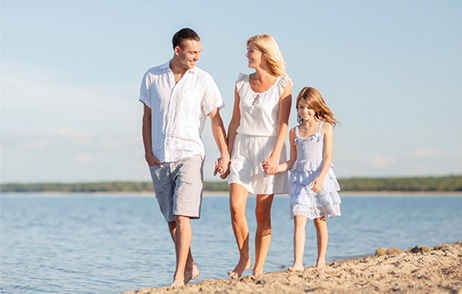 Familie macht Spaziergang am Strand