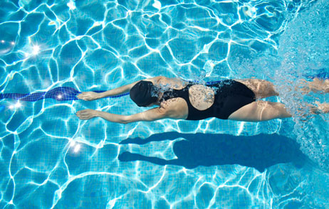 Frau beim Schwimmen im Hallenbad