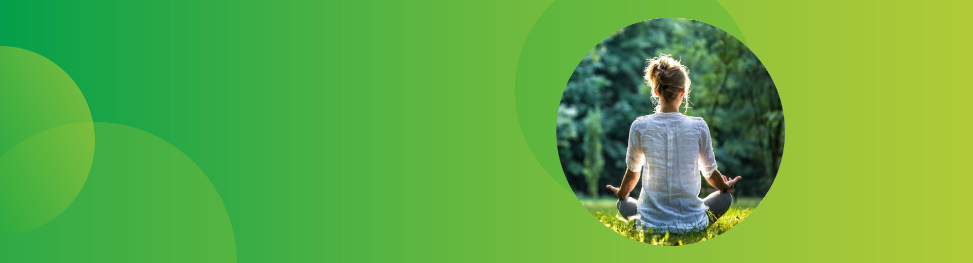 Junge Frau meditierend im Wald