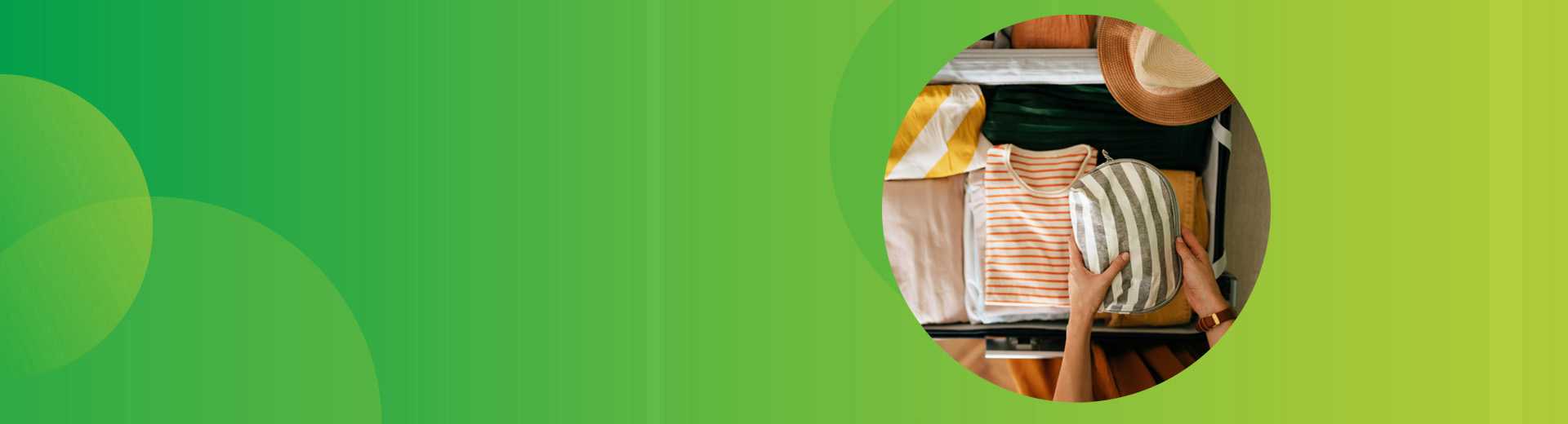 Frau packt die wichtigsten Dinge für einen Urlaub mit Migräne ein, einschließlich Sonnenbrille und Hut