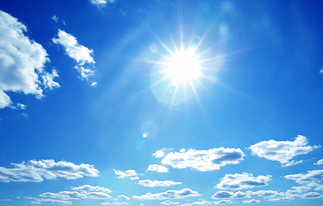 Die Sonne scheint am blauen Himmel befinden sich ein paar Wolken