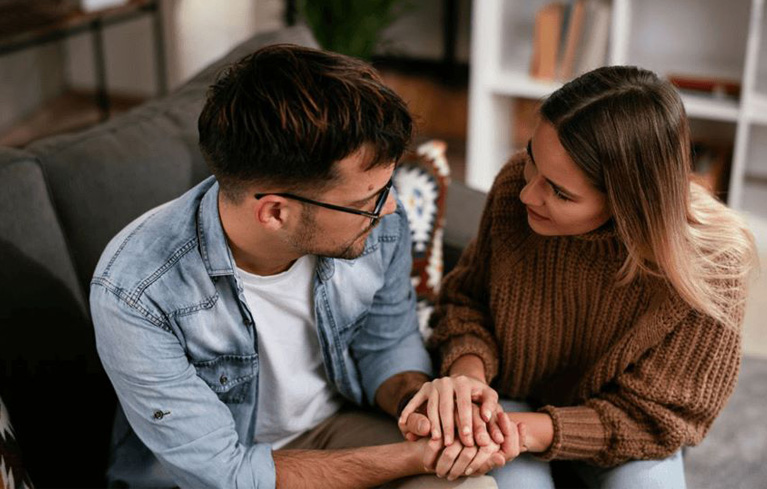 Junges Paar im Gespräch