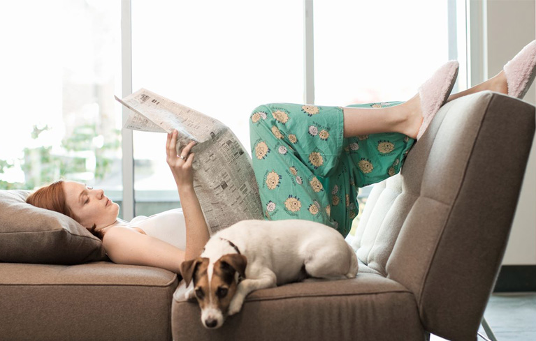 Junge Frau auf dem Sofa