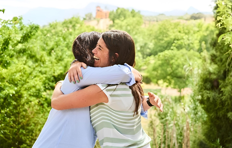 Zwei Frauen umarmen sich und feiern ihre anhaltende Freundschaft nach Genesung von einer Psychose