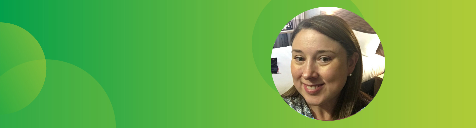 Porträt einer Frau Ciara O'Rourke welche Geschichten aus Ihrem Alltag mit Migräne erzählt