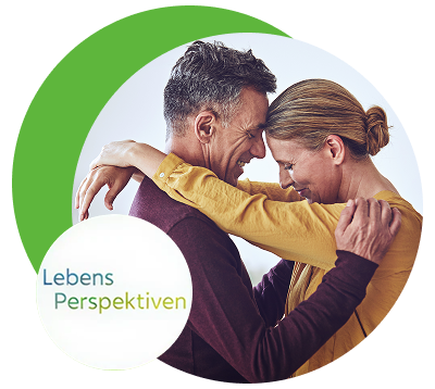 Ein Mann und eine Frau stehen sich gegenüber. Die Frau hat ihre Arme auf die Schulterndes Mannes gelegt
