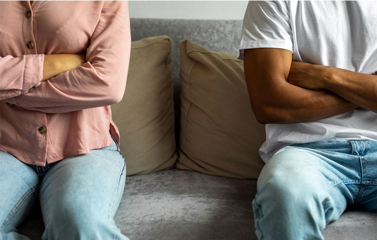 Zwei Freunde mit beleidigt verschränkten Armen, weil einer den unaufgeforderten Rat des anderen zu einer chronischen Krankheit abgelehnt hat. 