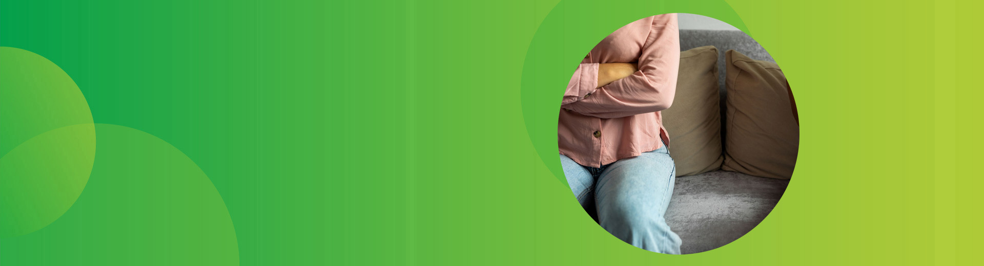 Zwei Freunde mit beleidigt verschränkten Armen, weil einer den unaufgeforderten Rat des anderen zu einer chronischen Krankheit abgelehnt hat.