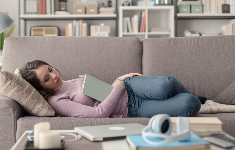 Frau ruht sich auf Sofa aus