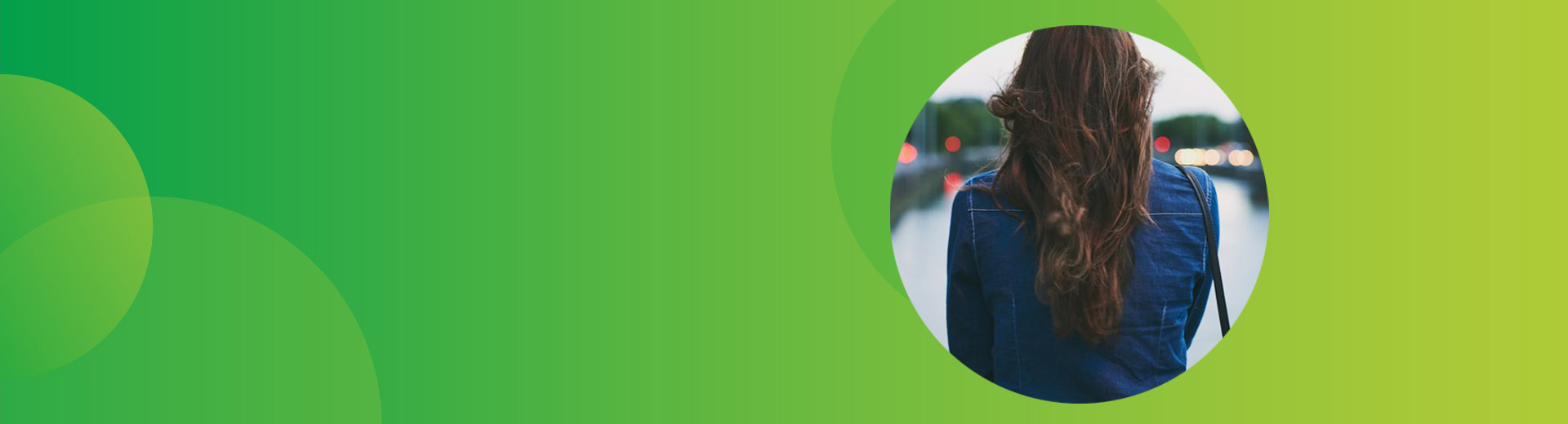 Nachdenkliche Frau von hinten schaut auf Fluss