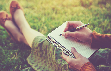 Junge Frau schreibt Tagebuch