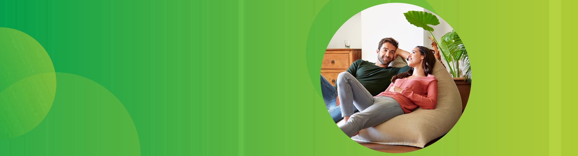 Eine Frau und ihr Partner sitzen auf einem Sitzsack und führen ein Gespräch