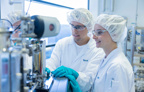 Zwei Mitarbeiter von Teva bei der Medikamentenherstellung