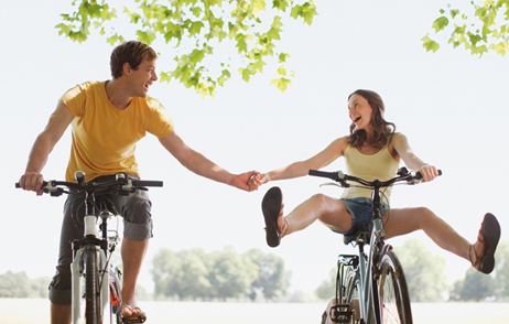 Fröhliches Paar auf Fahrrädern