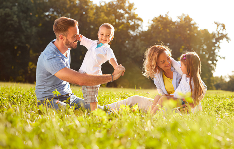 Eine fröhliche Familie im Grünen