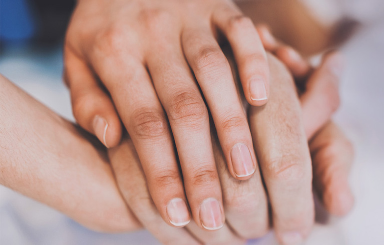 Ineinander verschränkte Hände