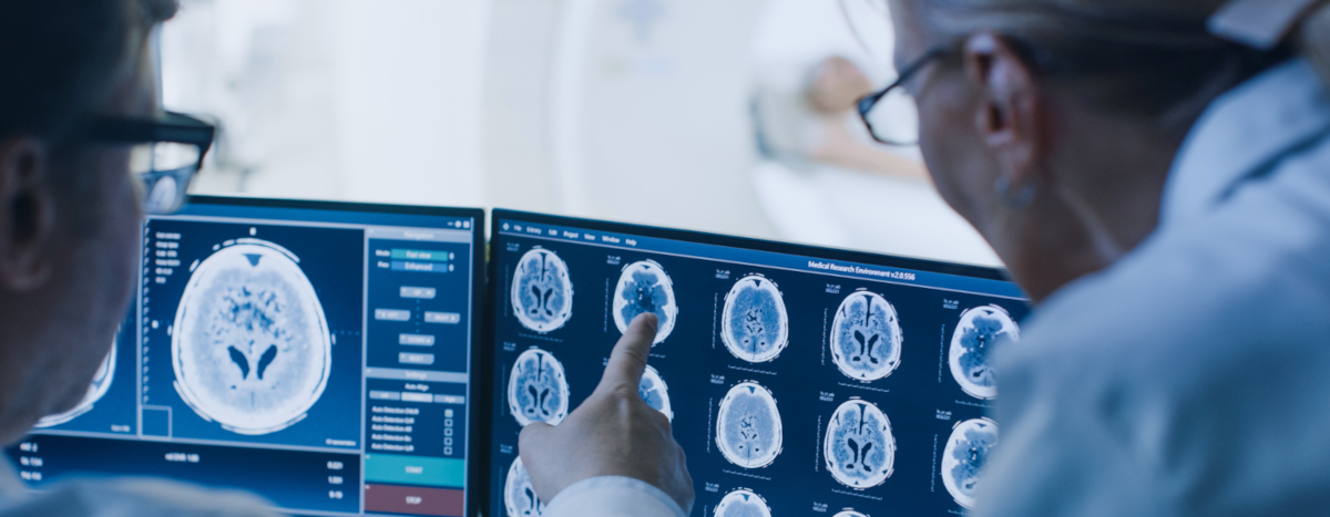 Ärzte vor Computerbildschirmen