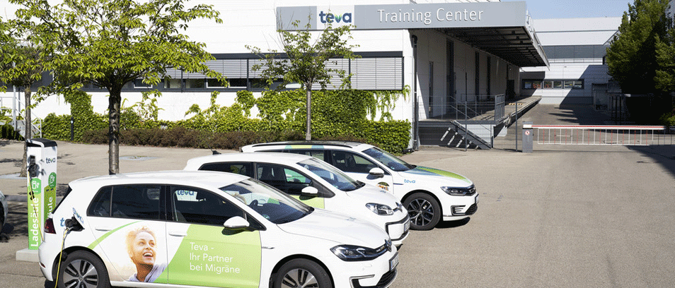 Vier Elektrofahrzeuge, die emissionsfrei mit Solarstrom unserer Photovoltaik-Anlage betrieben werden