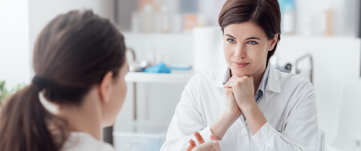 Frau im Gespräch mit Ärztin