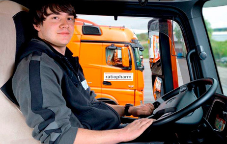 Junger Mann am Steuer eines LKW
