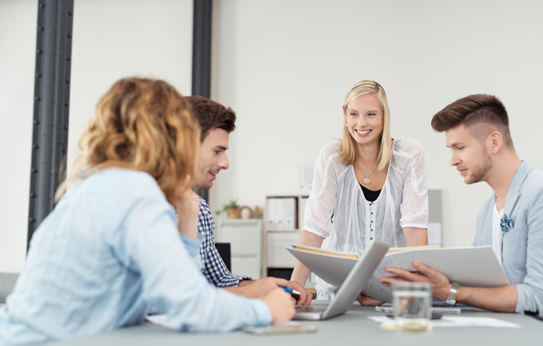StudentInnen sitzen gemeinsam am Tisch