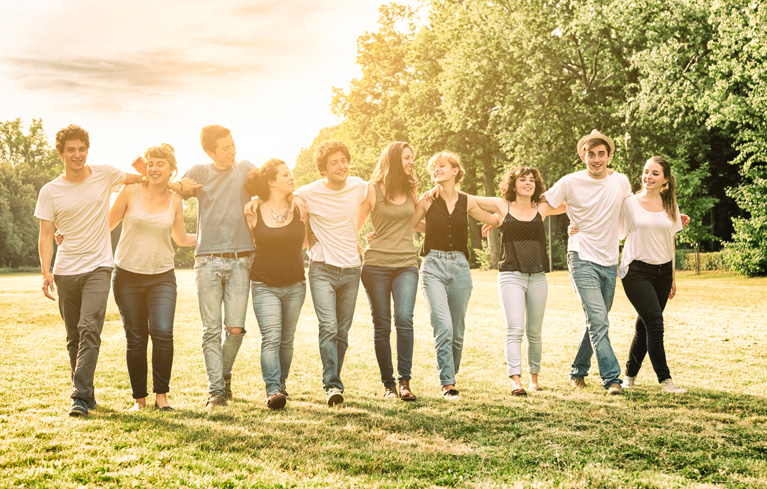 Gruppe junger Menschen im Park