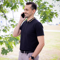 Ein Mann telefoniert mit seinem Handy