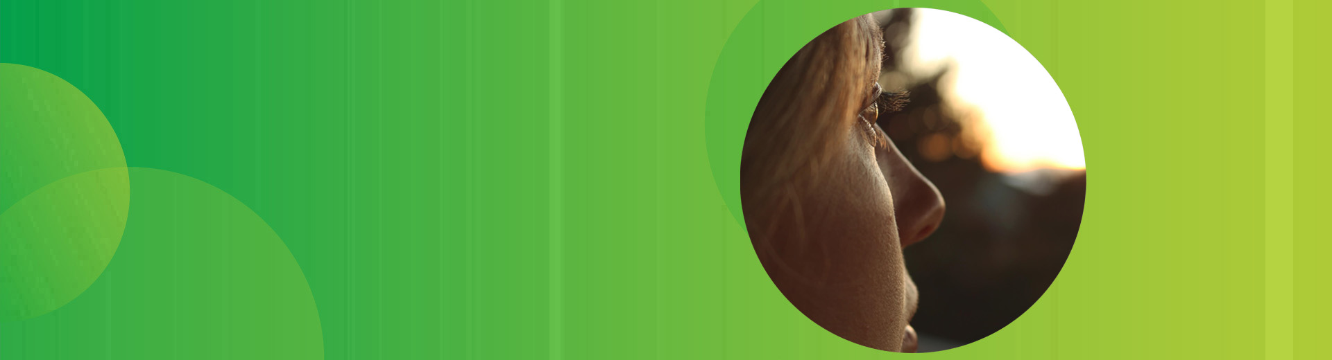 Eine Frau schaut in die Ferne und erinnert sich an die schlimmen Gefühle während ihrer ersten Migräneattacke