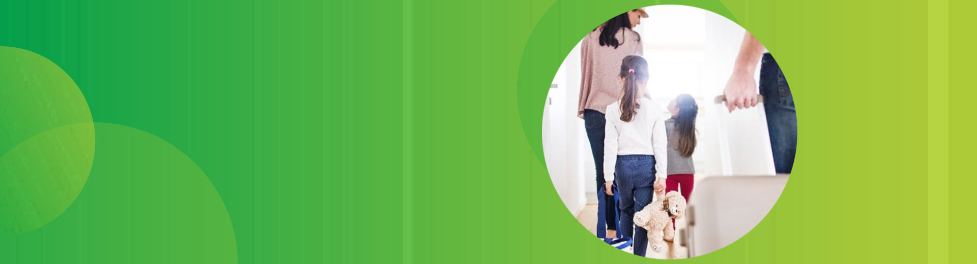 Eine Familie mit 2 kleinen Mädchen geht mit Gepäck zur Wohnungstür, um in den Urlaub zu starten